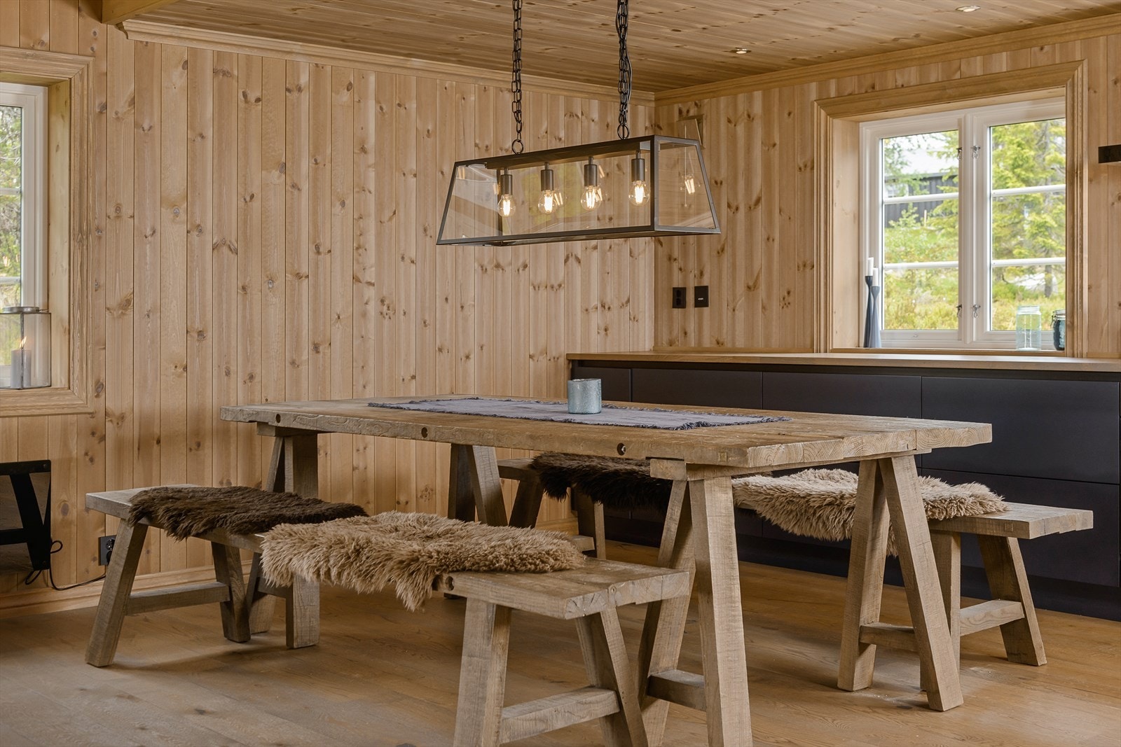 Langbordet er fint plassert i forhold til kjøkkenet. Hyggelig å samles til felles måltider når en er på hytta. Galleribilde