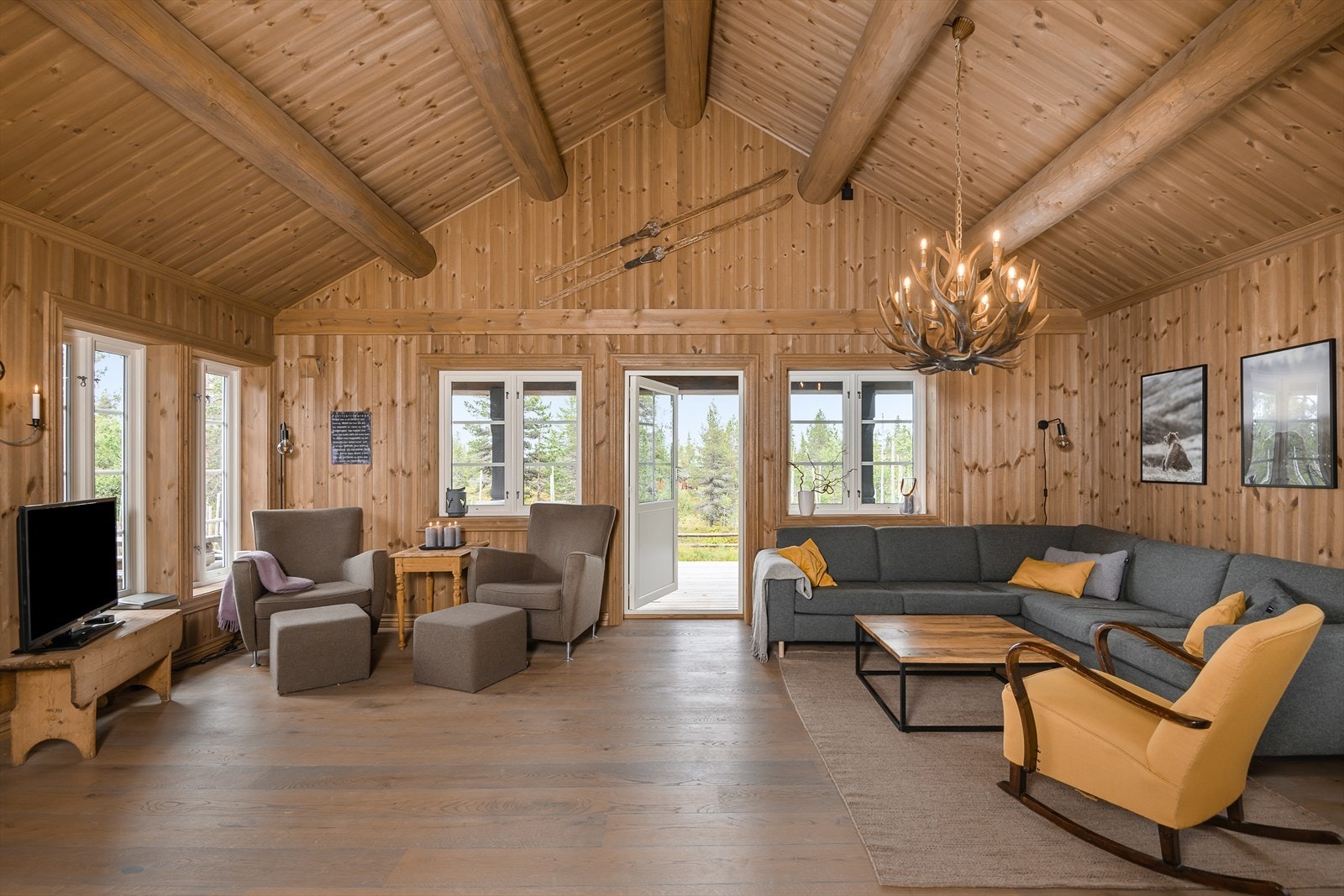 Det er fint naturlig lys inn i oppholdsrommet. Sammen med den gode takhøyden bidrar dette til en god romfølelse. Galleribilde