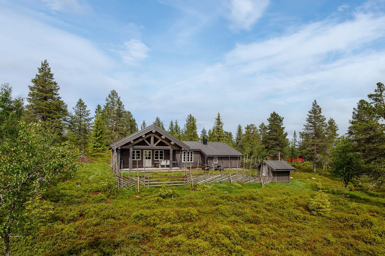 Hytta ligger i naturskjønne omgivelser i Ringsakerfjellet. Ypperlig utgangspunkt for friluftsliv for hele familien. Galleribilde