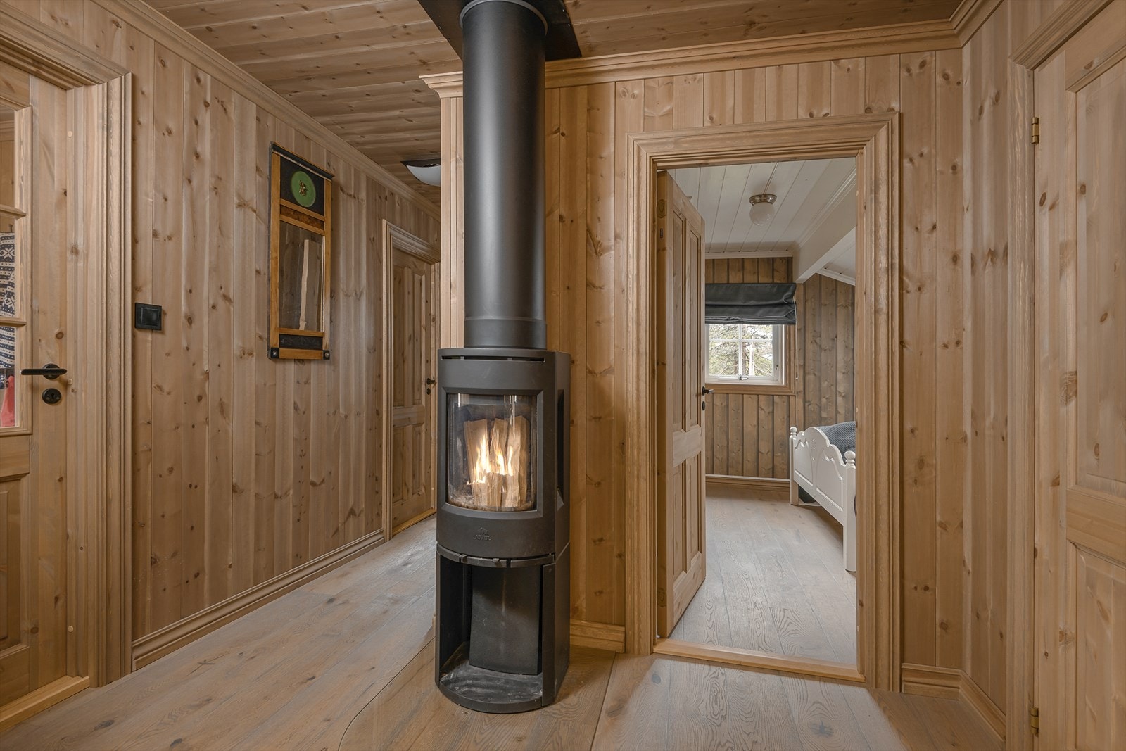 For ekstra god varme i hytta er det det også installert en peisovn i soveromsgangen. Galleribilde