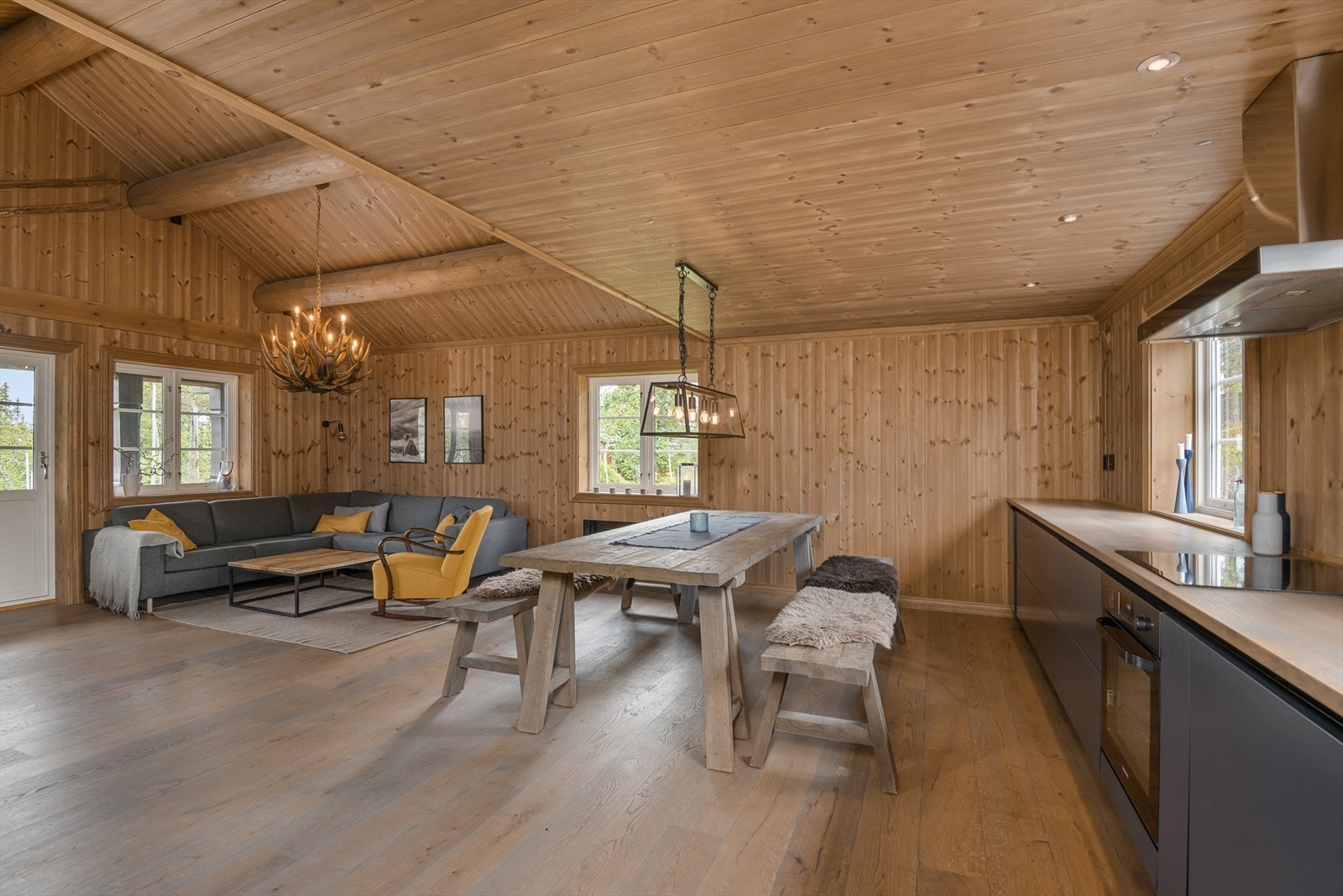 Rikelig med skap-og benkeplass på kjøkkenet. Galleribilde