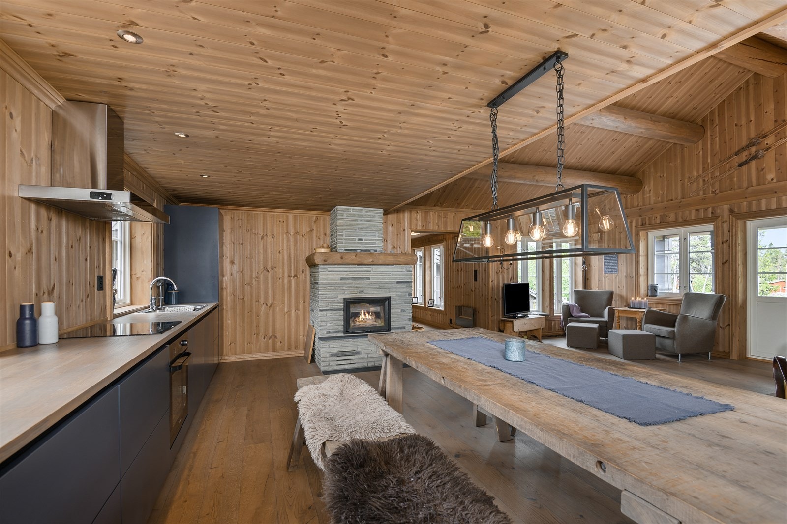 Kjøkkeninnredningen har glatte, stramme fronter i en delikat mørk blå farge som står godt til veggene. Galleribilde