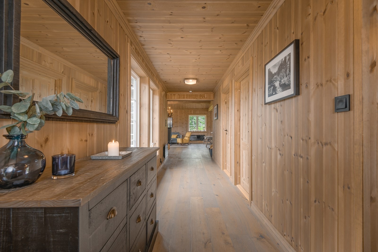 Gangen forbinder ny og gammel del i hytta. Galleribilde