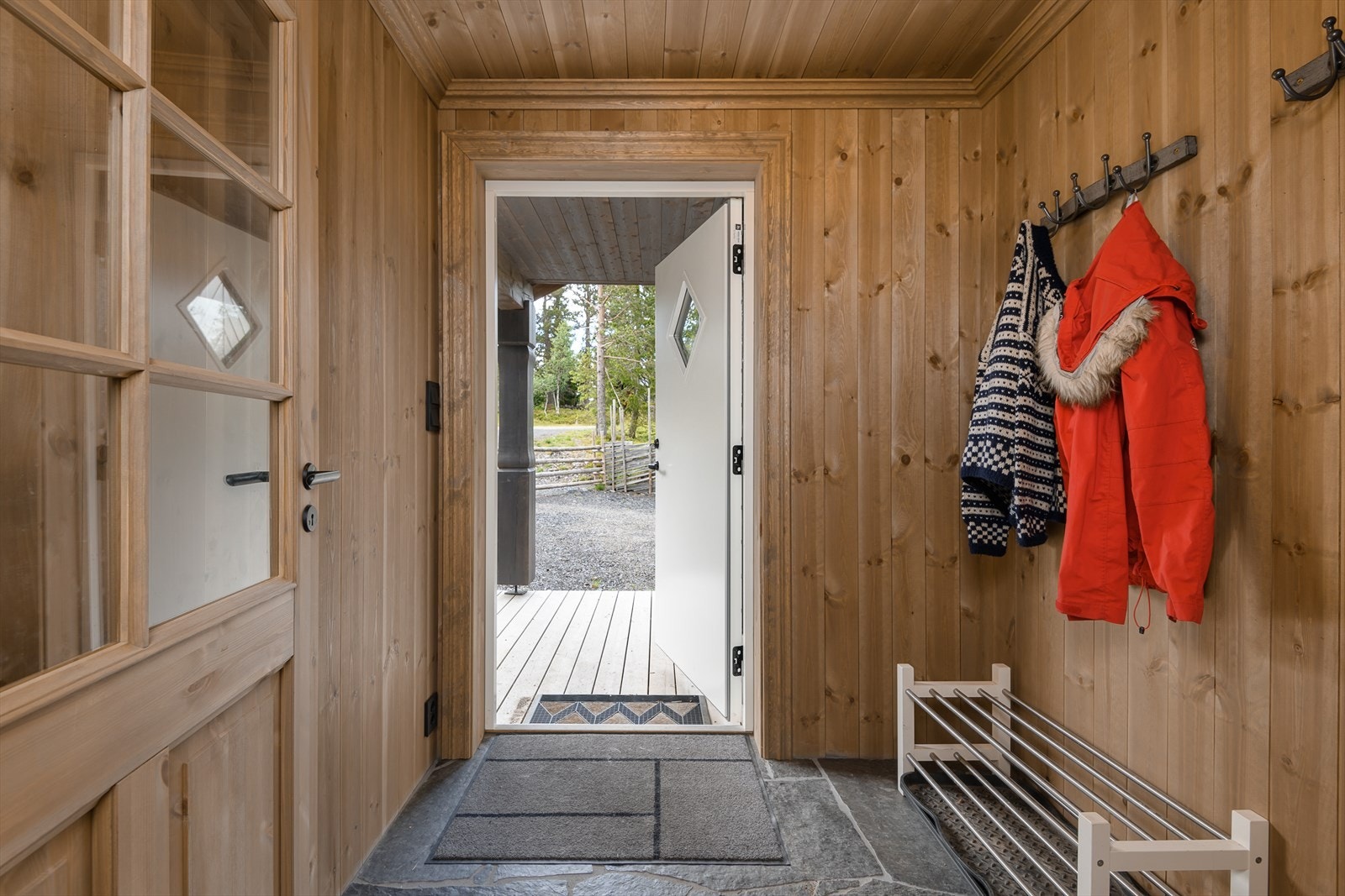 Entré med god plass til oppbevaring av yttertøy og utstyr. Galleribilde