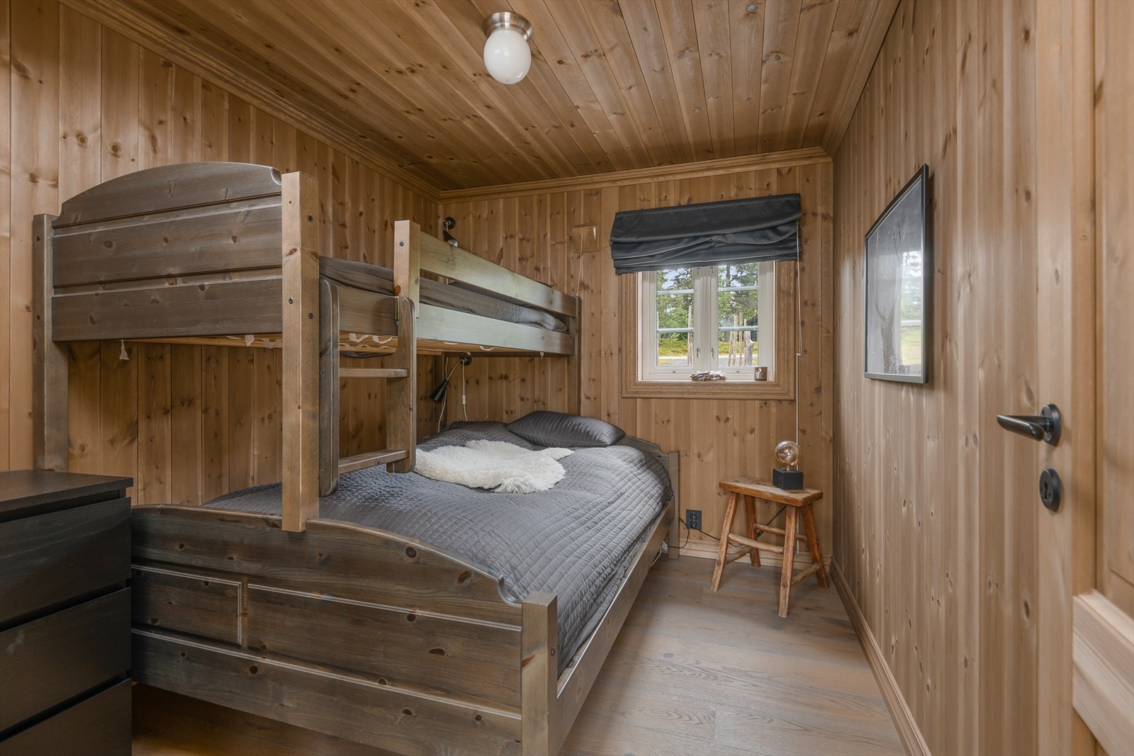 Soverom 3 er innredet med familiekøye. Plass til kommode for oppbevaring. Galleribilde