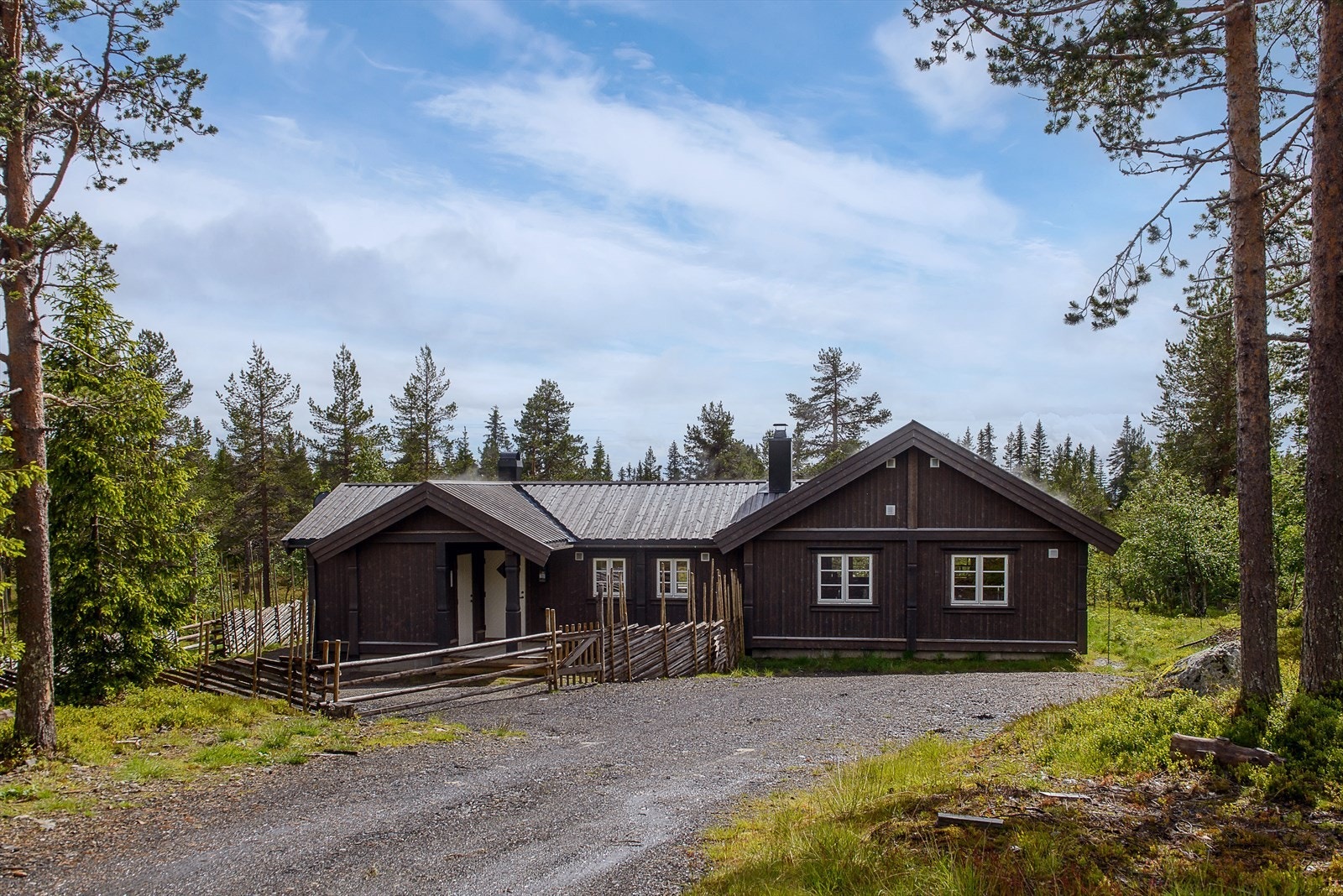 Hytta ligger forholdsvis skjermet for innsyn, i et veletablert og populært område på Bjønnåsen. Galleribilde