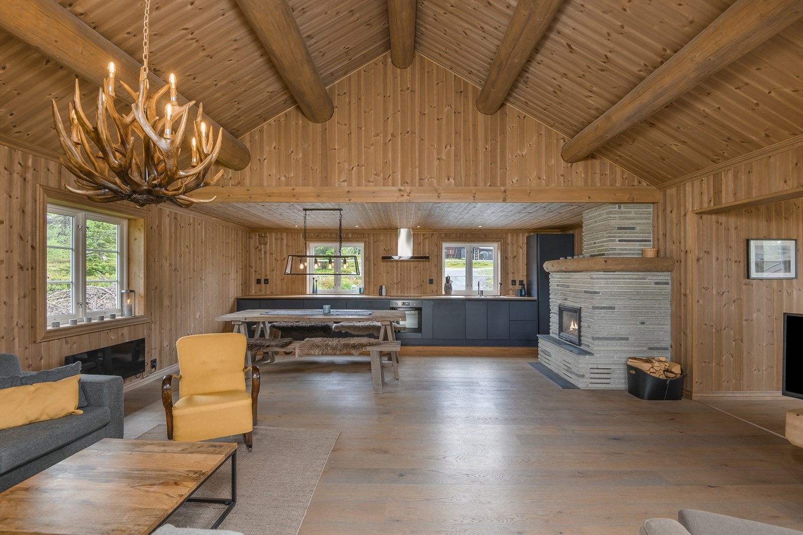 Hytta har en lun og hyggelig atmosfære og et harmonisk fargebilde. Tidsriktig og tidløst. Galleribilde