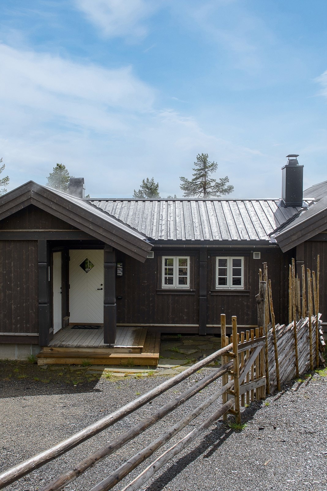 Et hyggelig uteområde er delvis omrammet av skigard. Galleribilde