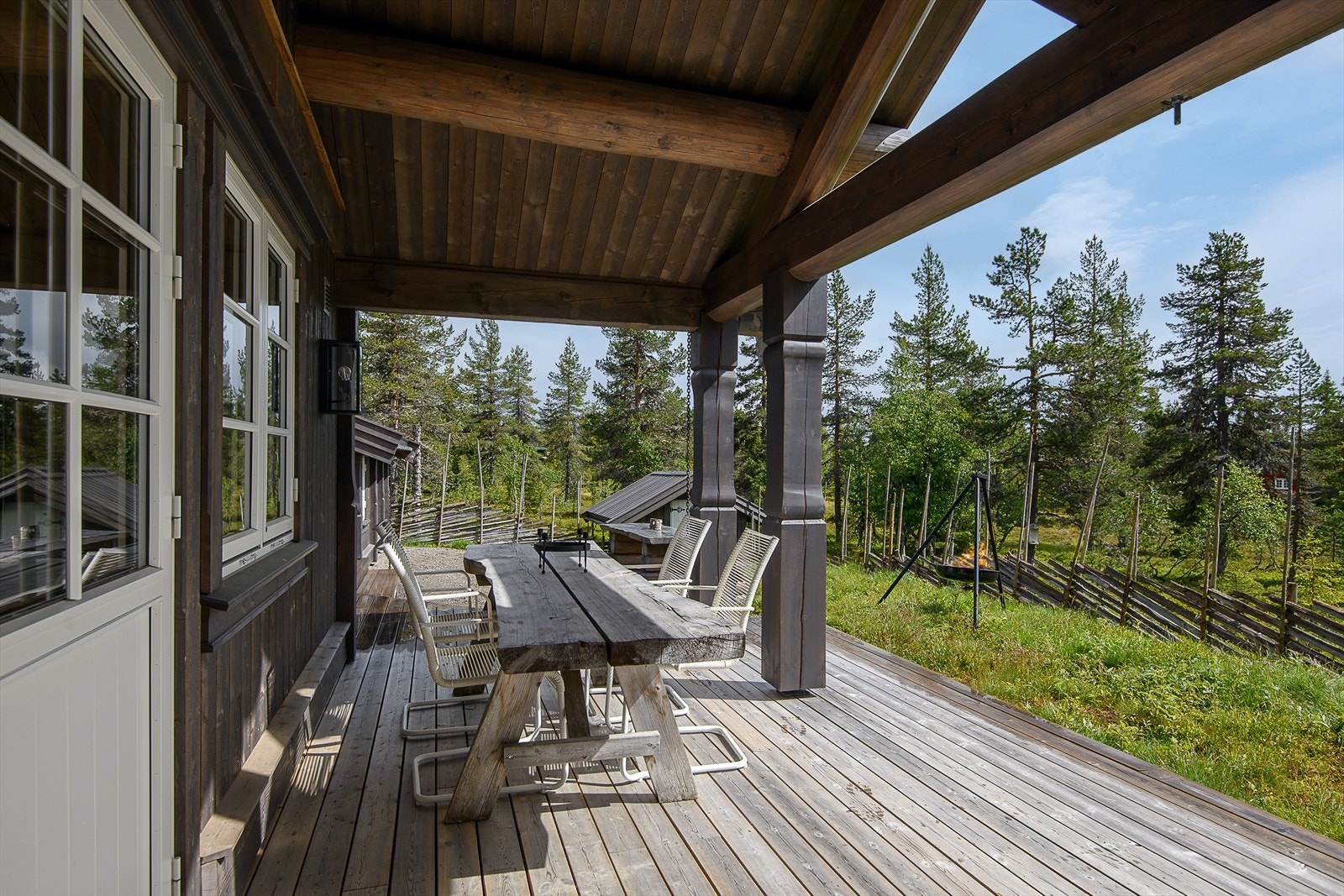 Med utgang fra stua har du en delvis overbygget og romslig platting. Gode møbleringsmuligheter, lunt og trivelig. Galleribilde