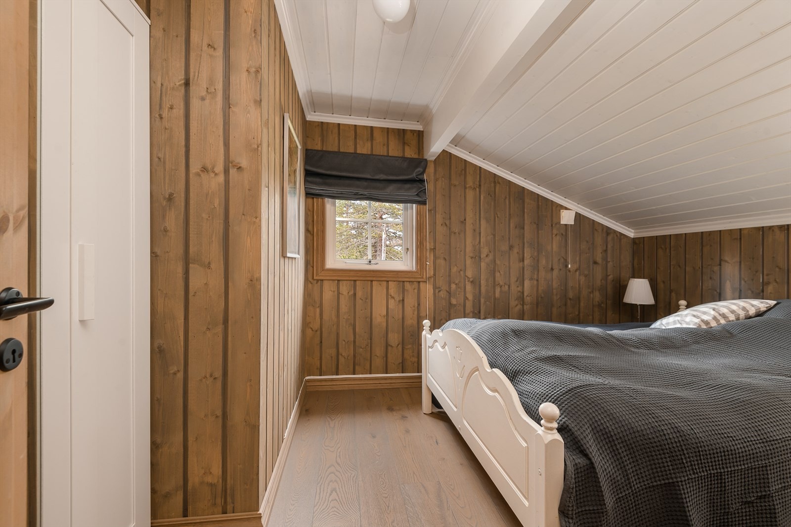 Hytta har totalt fire soverom. Hovedsoverommet er innredet med dobbeltseng. Galleribilde