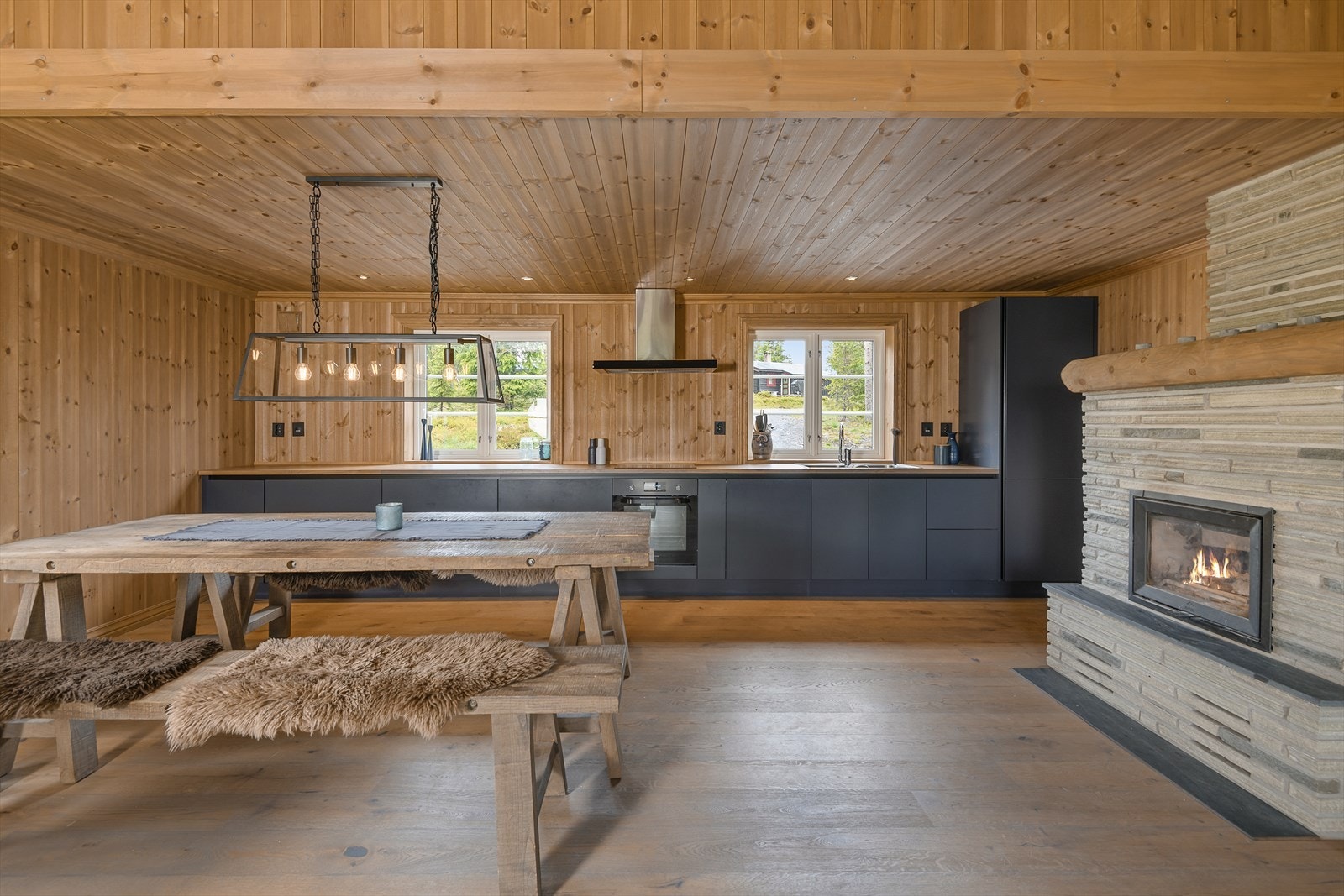 Elegant, moderne og funksjonelt kjøkken med integrerte hvitevarer. Galleribilde