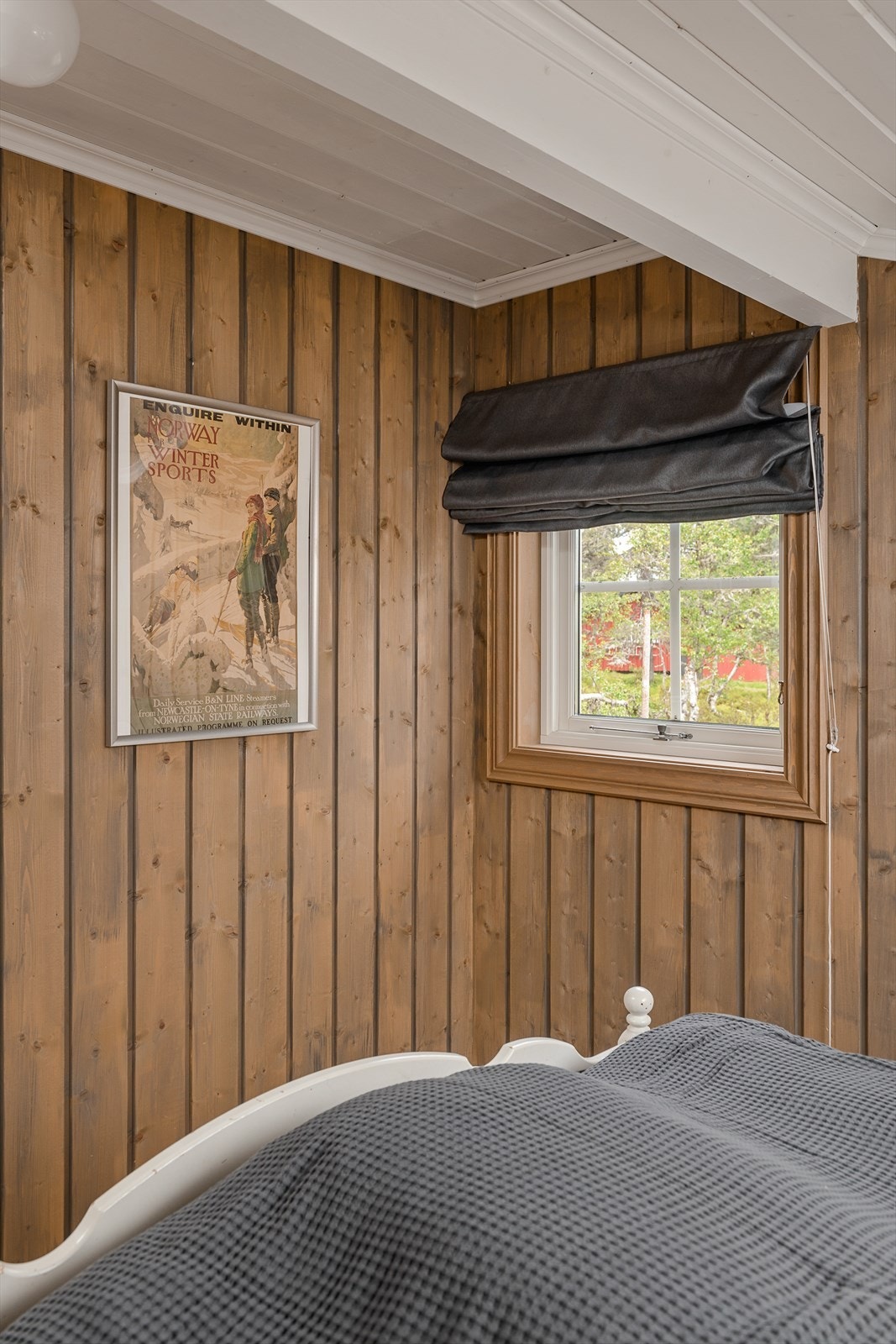 Soverommet har beiset panel og lys himling. Galleribilde