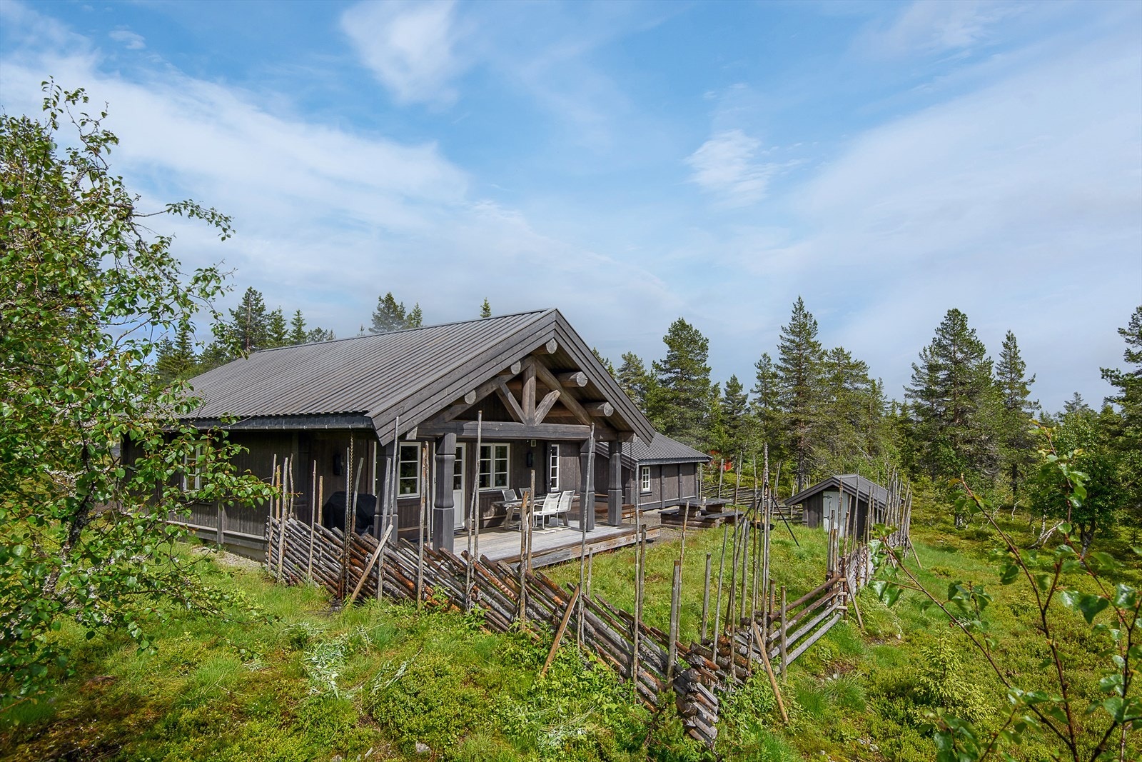 Opprinnelig er dette ei hytte fra 80-tallet som i senere tid er tilbygget og renovert. Deler at tomten er svakt hellende og inngjerdet. Galleribilde