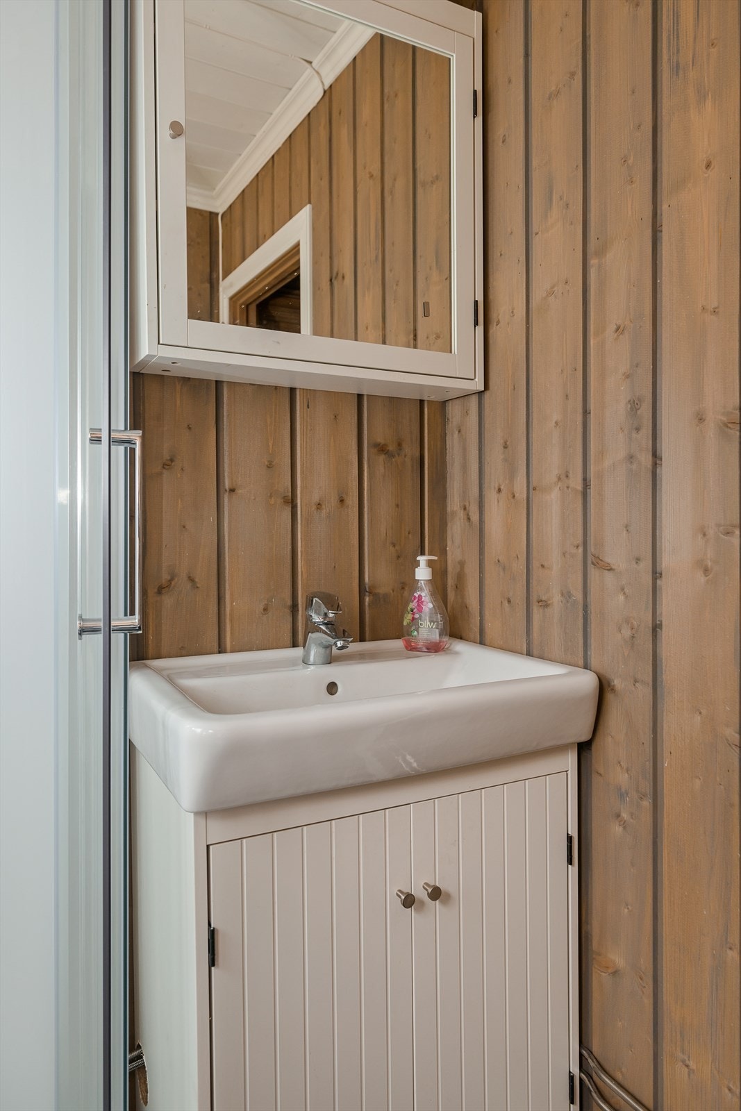 Enkel servant på badet med skap for oppbevaring. Galleribilde