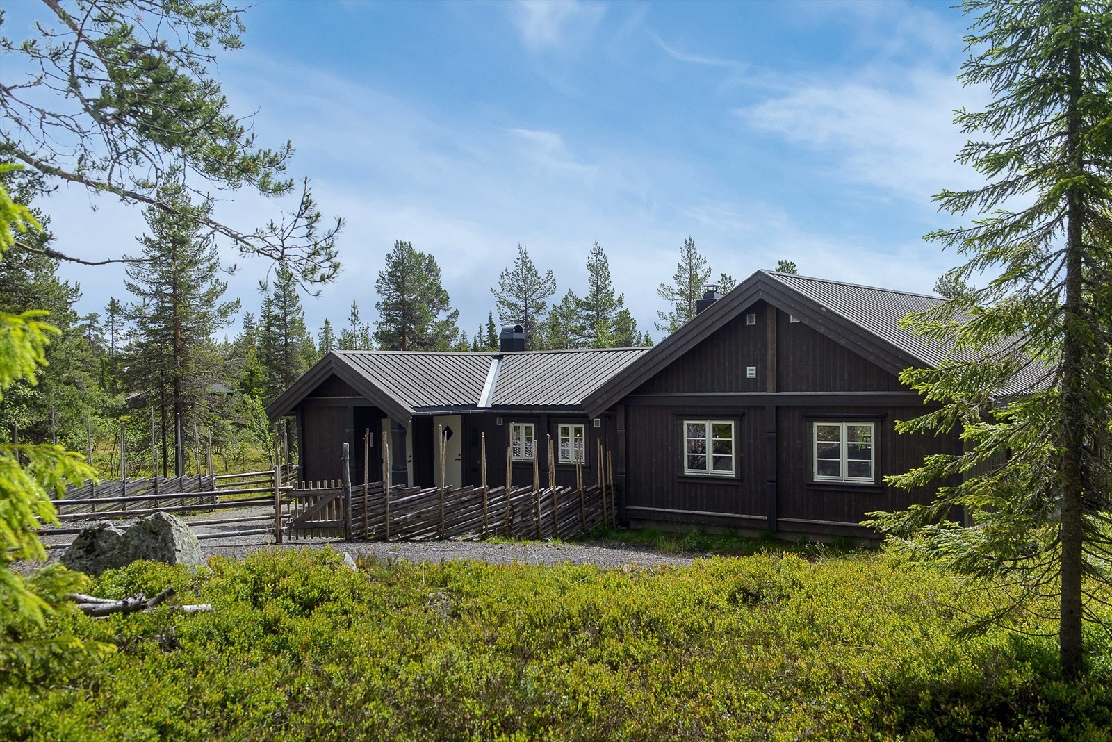 Like i nærheten av eiendommen ligger oppkjørte skiløyper med forbindelse til Birkebeinerløypa. Sommerstid har du et rikholdig sti-og veinett tilgjengelig. Galleribilde