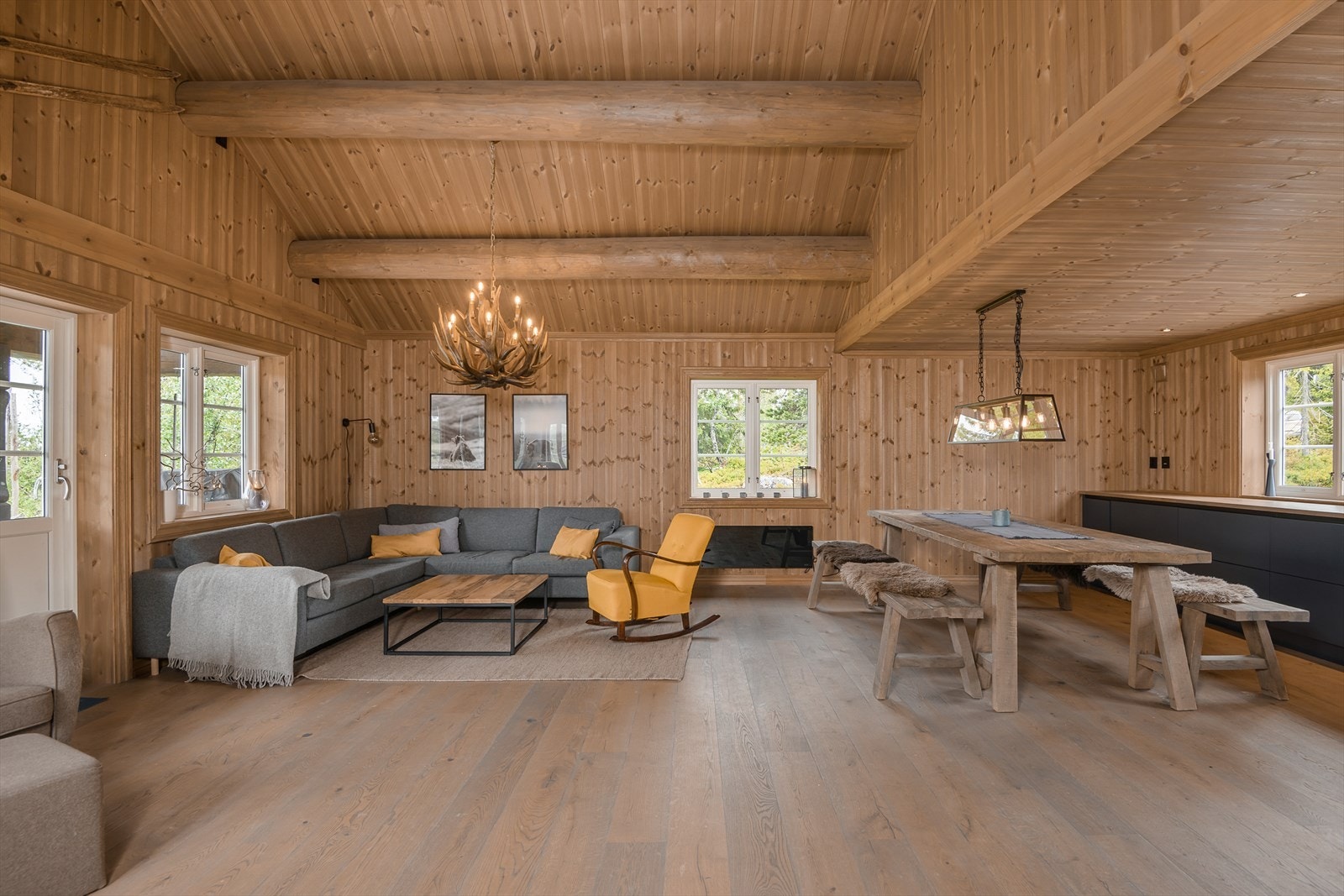 Hytta har et åpent, hyggelig og sosialt oppholdsrom der kjøkken og stue ligger åpent i forhold til hverandre. Galleribilde