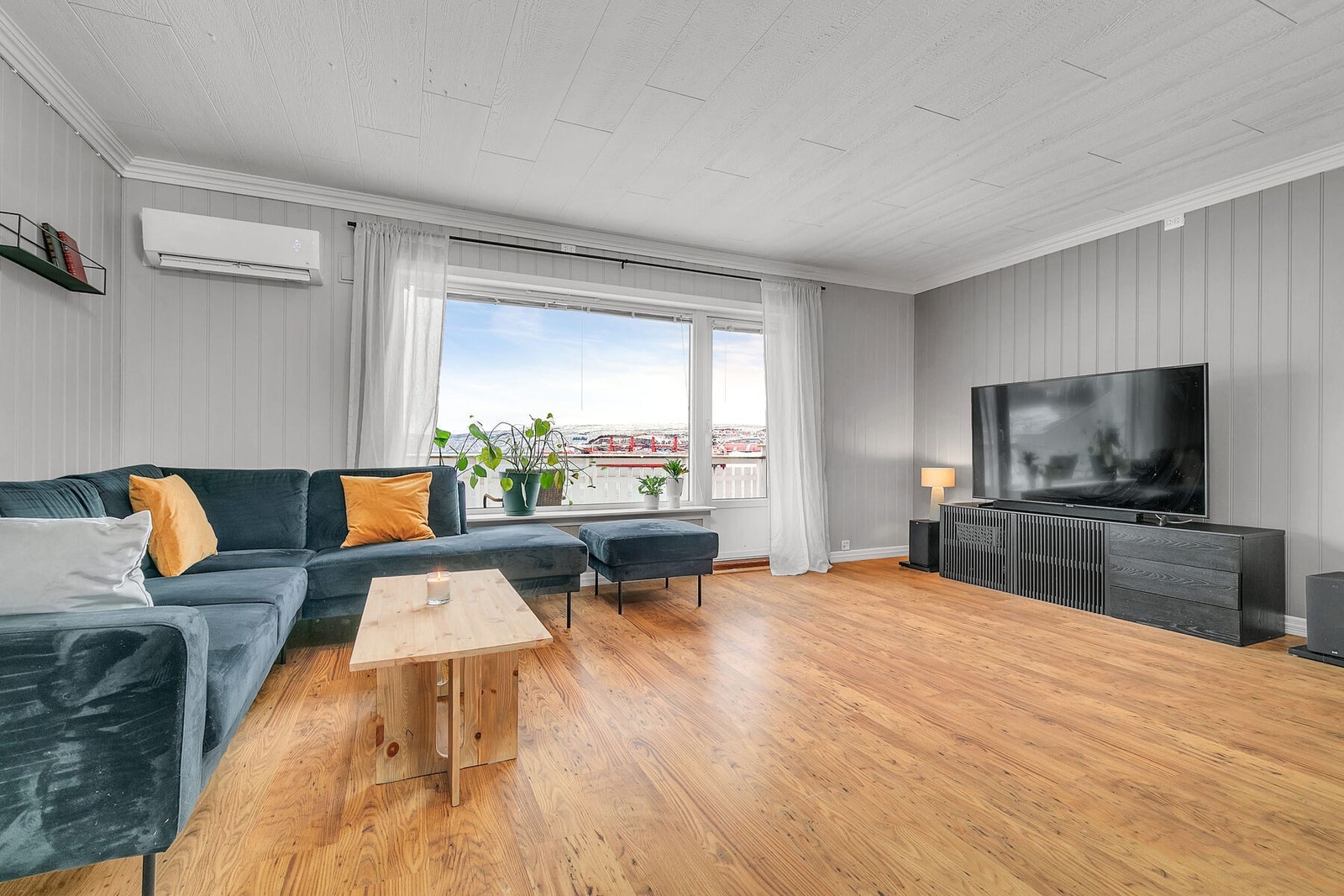 Stue med flott utsikt mot Narvik havn og Ankenes. Galleribilde