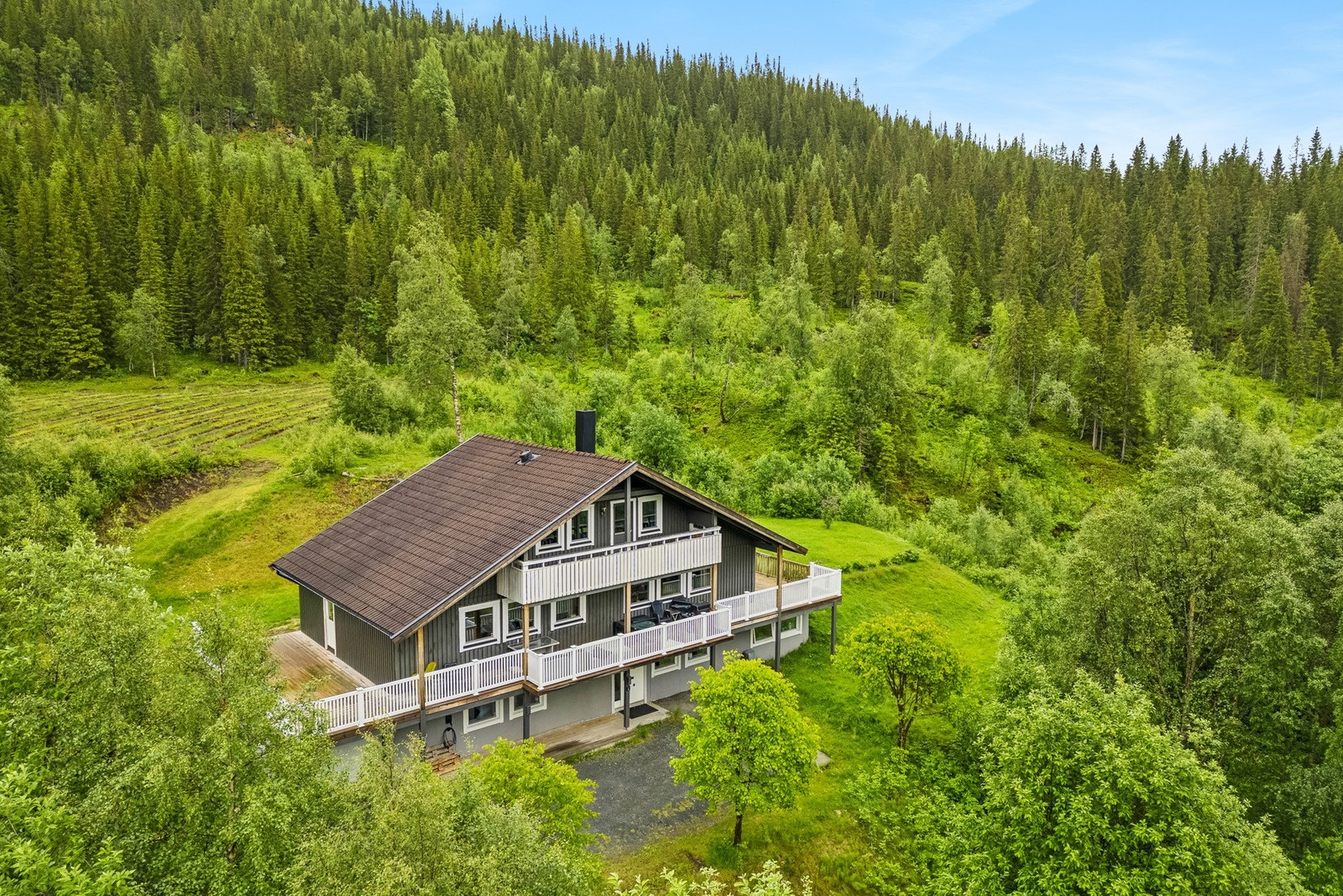 Her får du en stor og romslig bolig i Tyrolerstil, godt med boltreplass på både terrasse- og hagenivå, samt rolig og landlig beliggenhet. Galleribilde