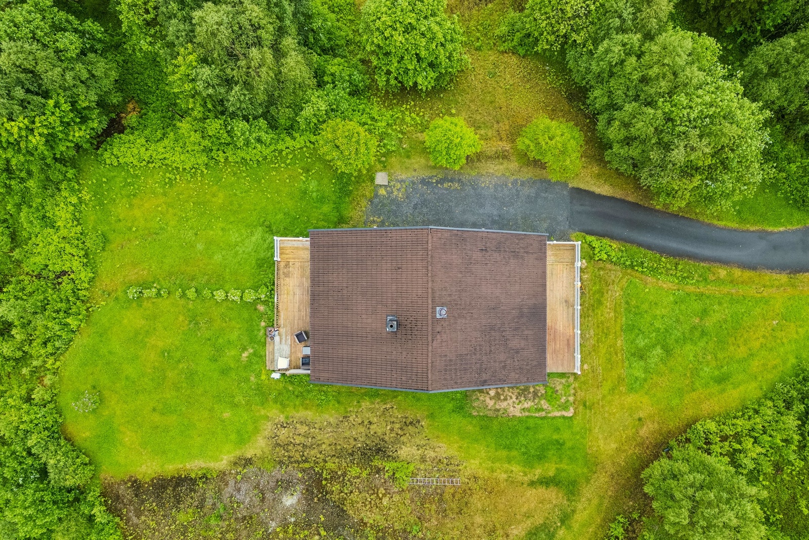 Tomten er opparbeidet med innkjørsel og parkering. Rundt om boligen er det plen og busker. Tomtearealet er på ca. 2140,5 m² Galleribilde