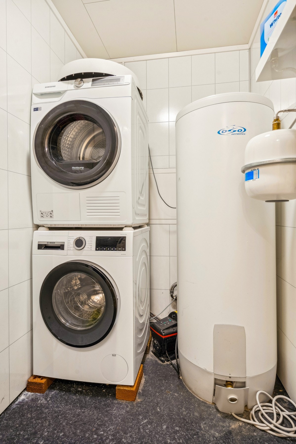 Vaskerom med opplegg for vaskemaskin og vinylbelegg med elektriske varmekabler. Galleribilde
