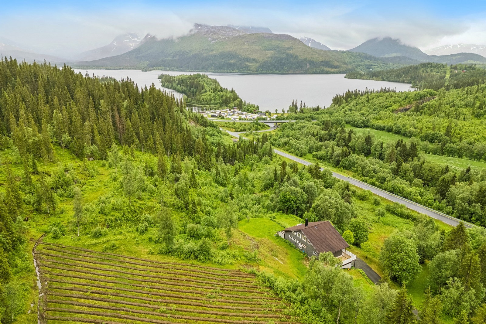 Her er det også utsikt mot Lukttinden 1348 moh. Lukttinden byr på fantastisk bynær, skikjøring og er av mange ansatt som den flotteste og mest spektakulære toppen i Vefsn. Galleribilde
