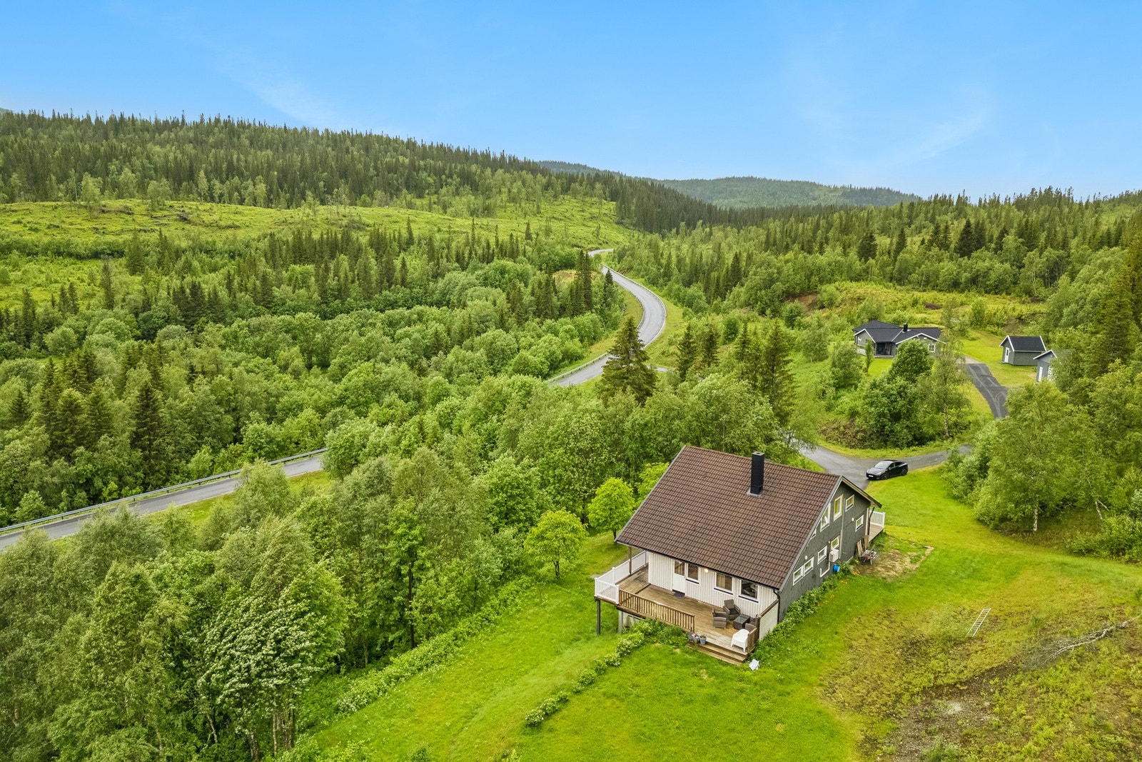 Eiendommen ligger landlig til ved Luktvatnet, nærmere bestemt "Osen" ca. 35 km fra Mosjøen sentrum og ca. 13 km inn til Korgen. Galleribilde
