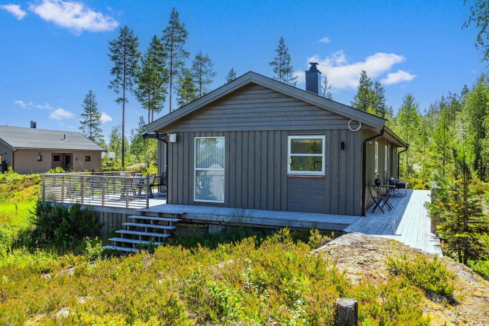 Plattinger rundt hele hytta Galleribilde