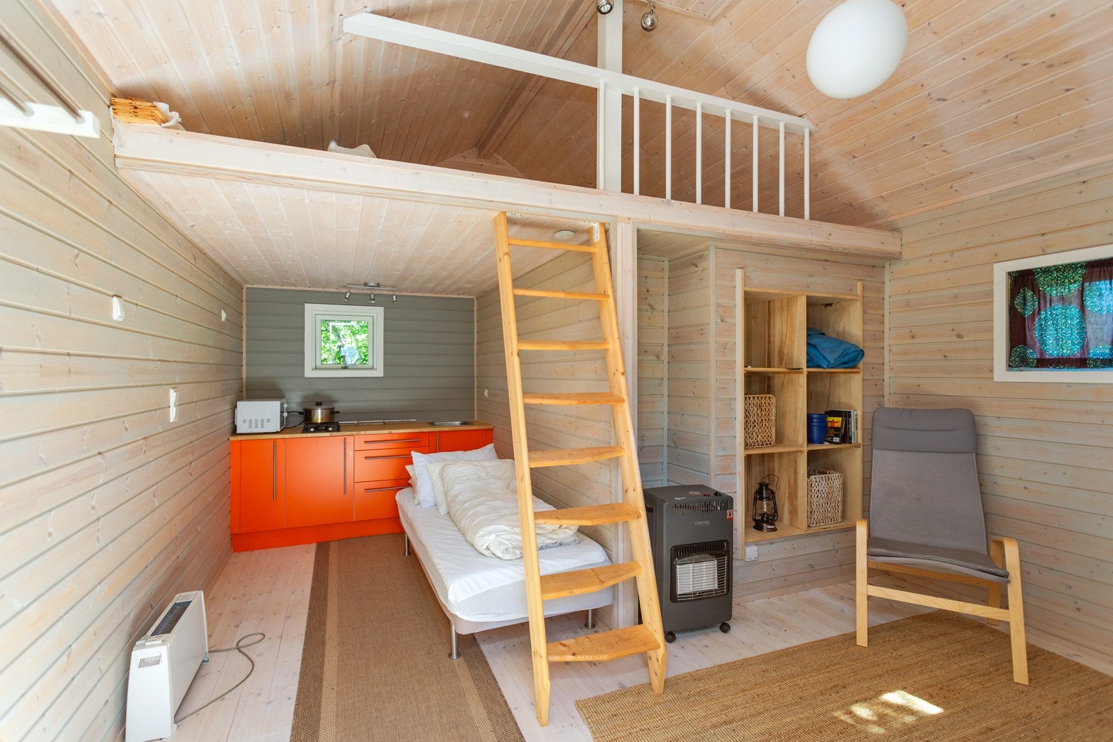 Innvendig anneks med hems og lite kjøkken Galleribilde