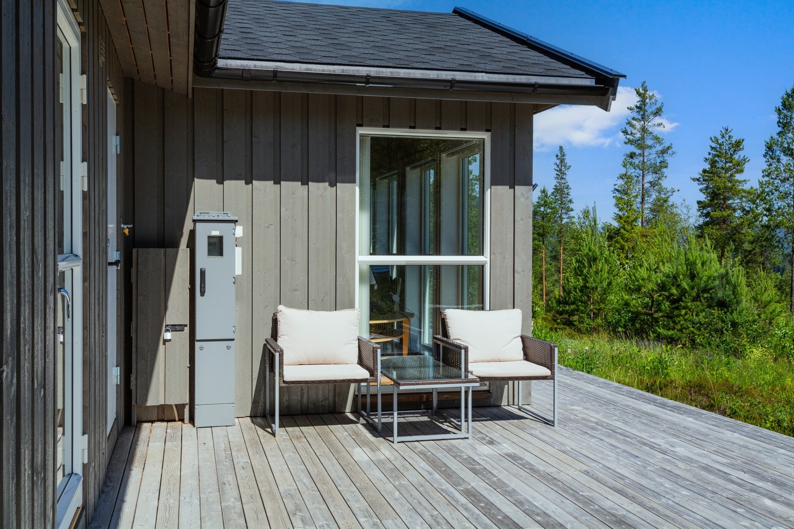 Terrasse med inngang til bod Galleribilde