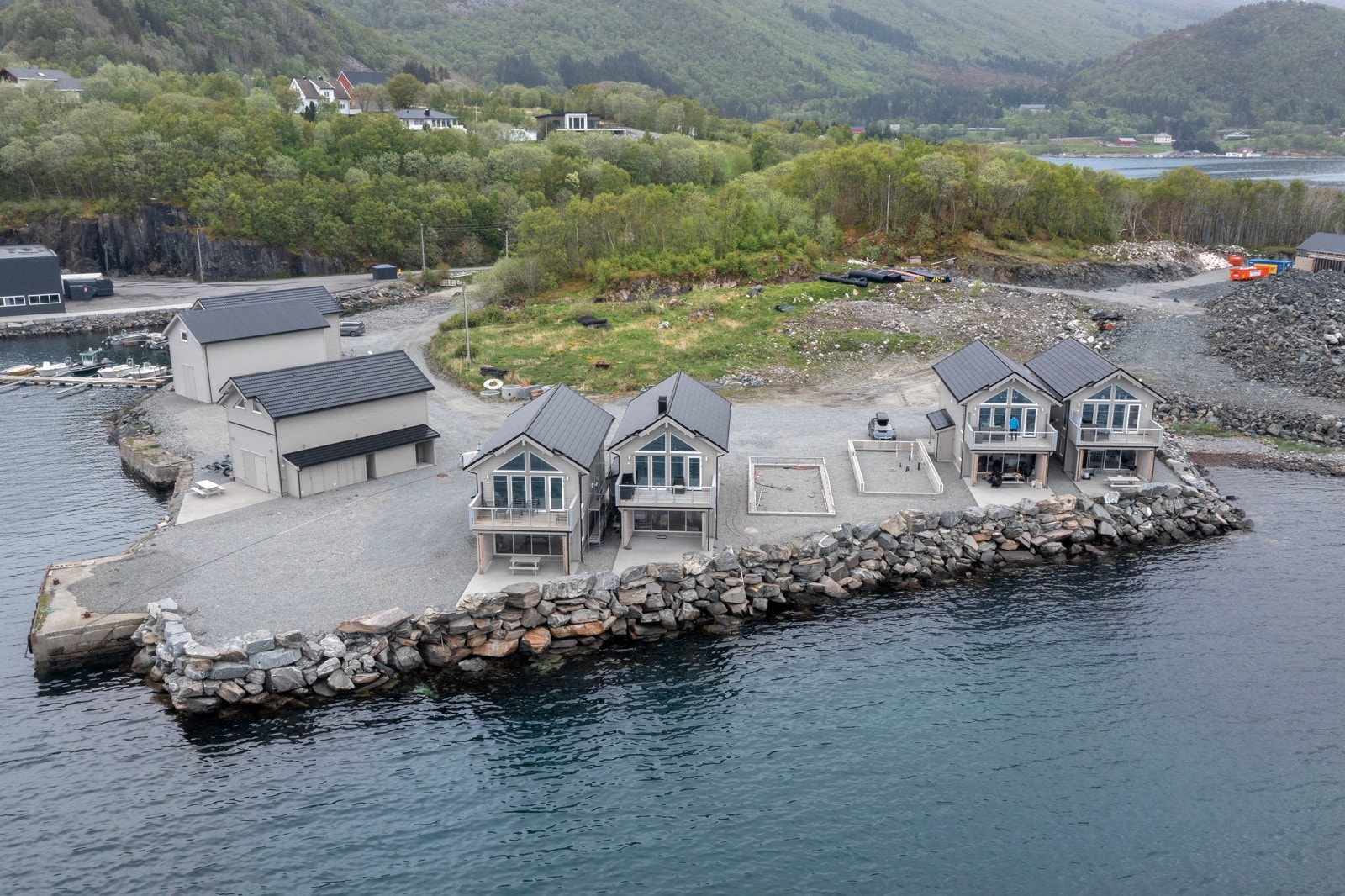 Det medfølger en båtplass, og det er kjørevei helt frem til tomten. Galleribilde