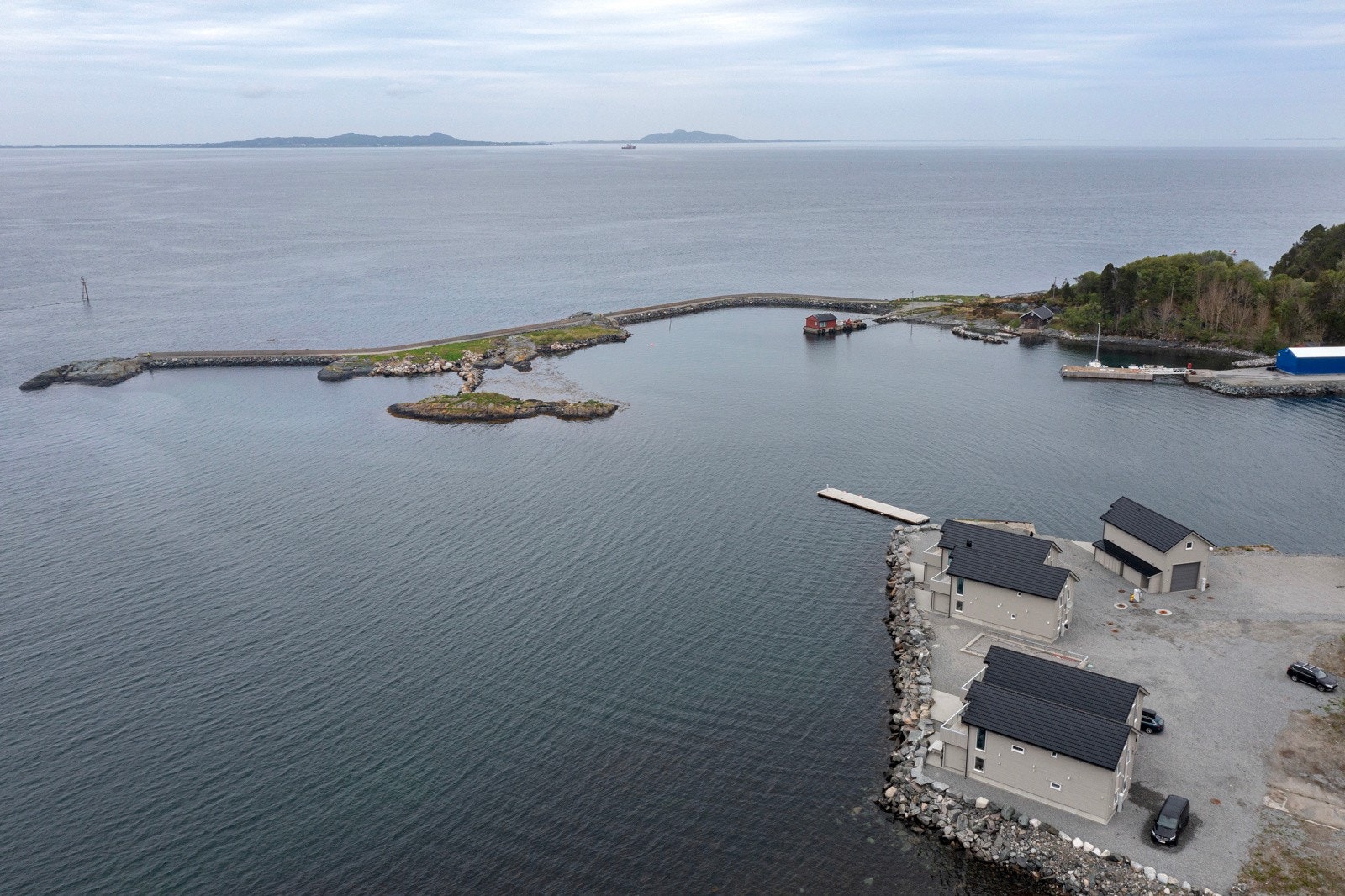 Herfra kan du enkelt ta en båttur ut på fjorden for å oppleve den friske sjøluften og kanskje fiske din egen middag. Galleribilde