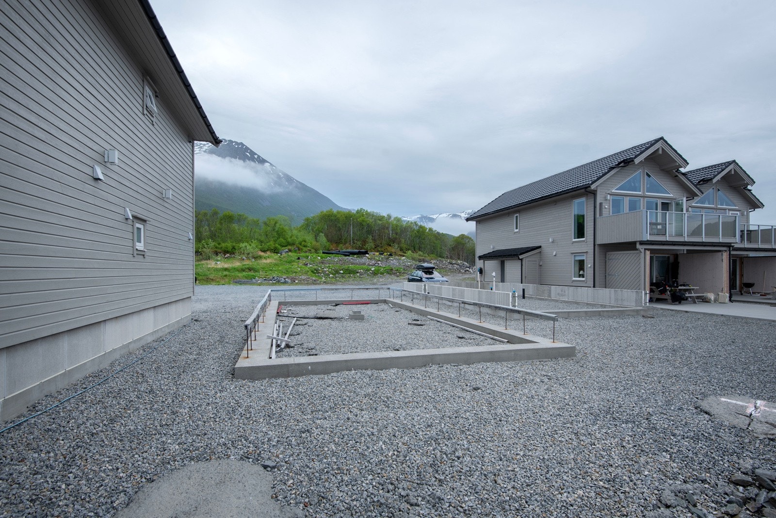 Tomten er ferdig planert med støpte ringmurer klar for videre bebyggelse. Galleribilde