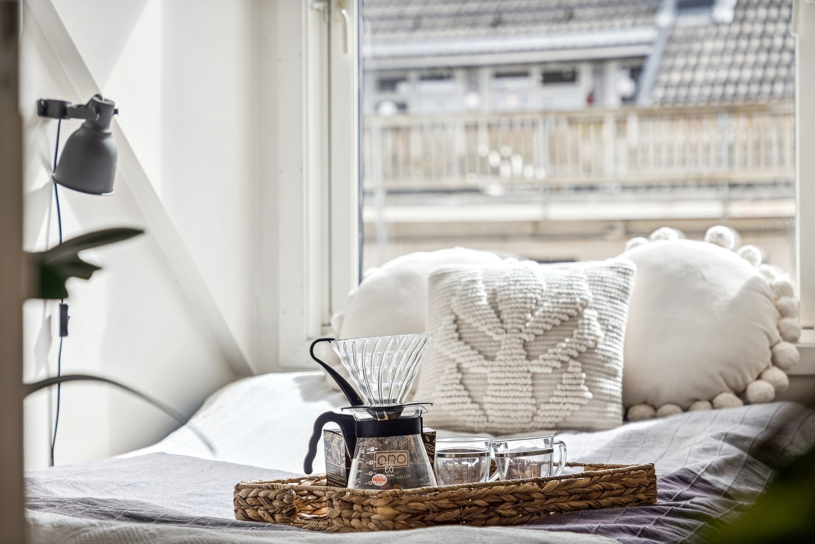 Her også er det store vindusposter som gir rikelig med naturlig lysinnslipp, som er med på å skape en behagelig atmosfære på soverommet. Galleribilde