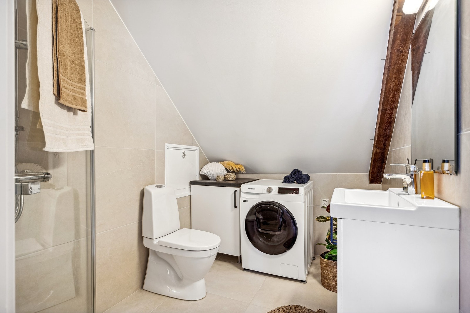 Badet er også innredet med praktisk skap for lagring av baderomsartikler. Det er lagt opp kran og avløp for vaskemaskin. Galleribilde