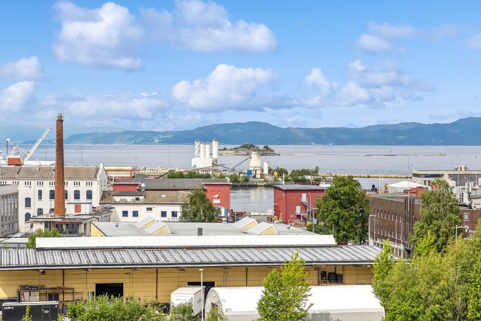 Den flotte utsikten strekker seg helt ut mot Trondheimsfjorden, hvor du kan se det populære utfartsstedet Munkholmen. Galleribilde