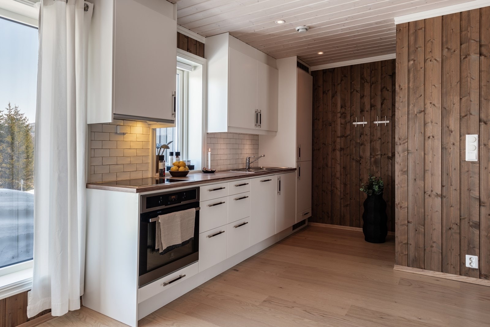 Integrert oppvaskmaskin, stekeovn, koketopp, kjøl/frys. Galleribilde