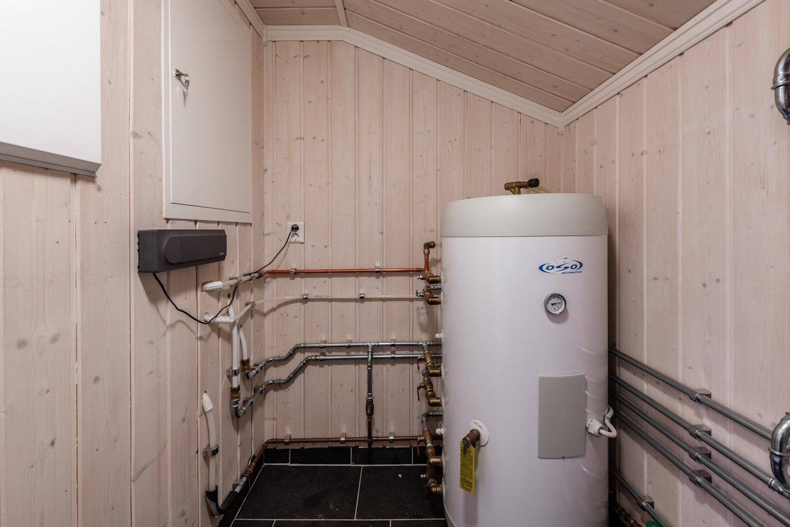 Varmtvannsbereder 192 L, 2017-modell plassert i bod/teknisk rom Galleribilde