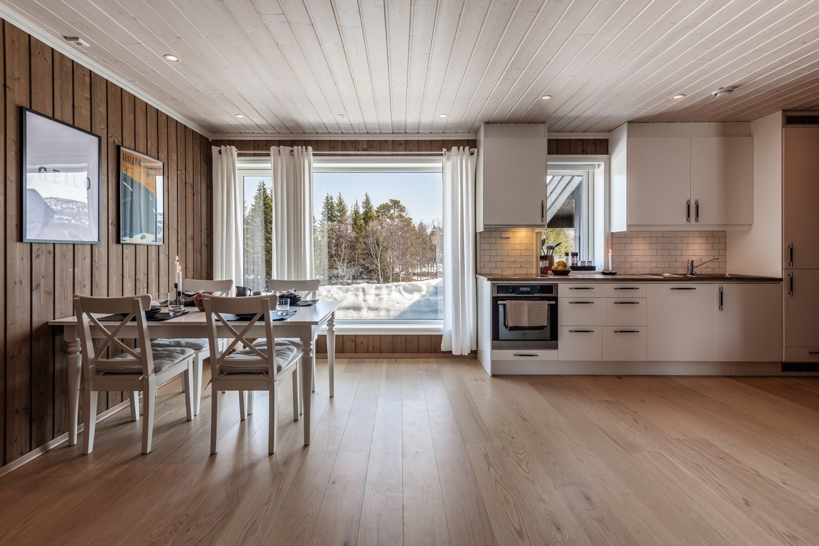 Kjøkken har innredning med glatte fronter. Benkeplate i laminat Galleribilde