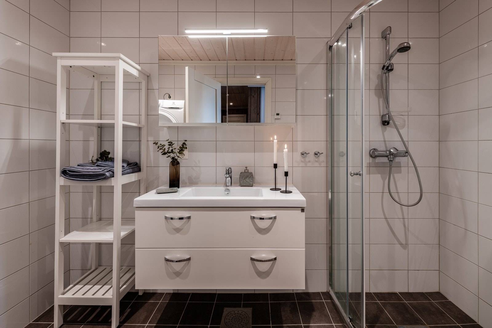 Delikat bad med fliser på gulv og vegger. Behandlet trepanel i himling. Galleribilde