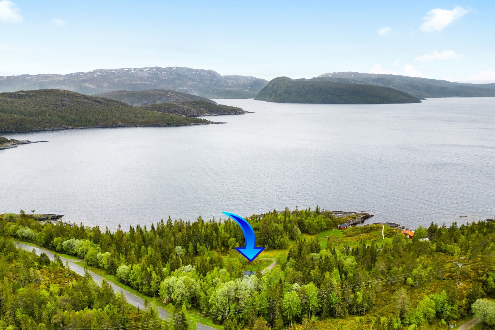 Idylliske omgivelser med både sjø og natur i umiddelbar nærhet Galleribilde
