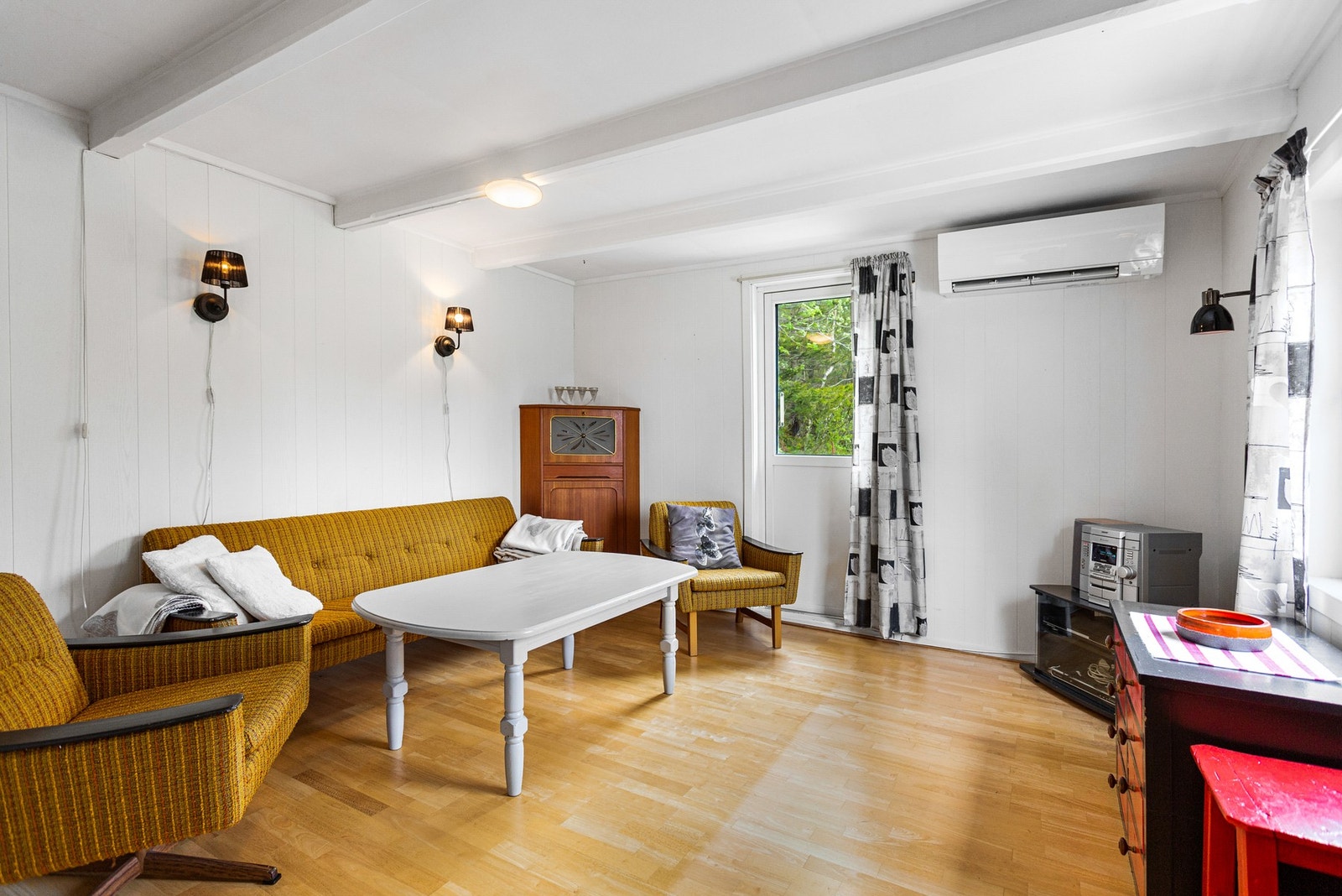 1.etasje består av entré, gang med trapp, soverom, bad, stue og kjøkken Galleribilde