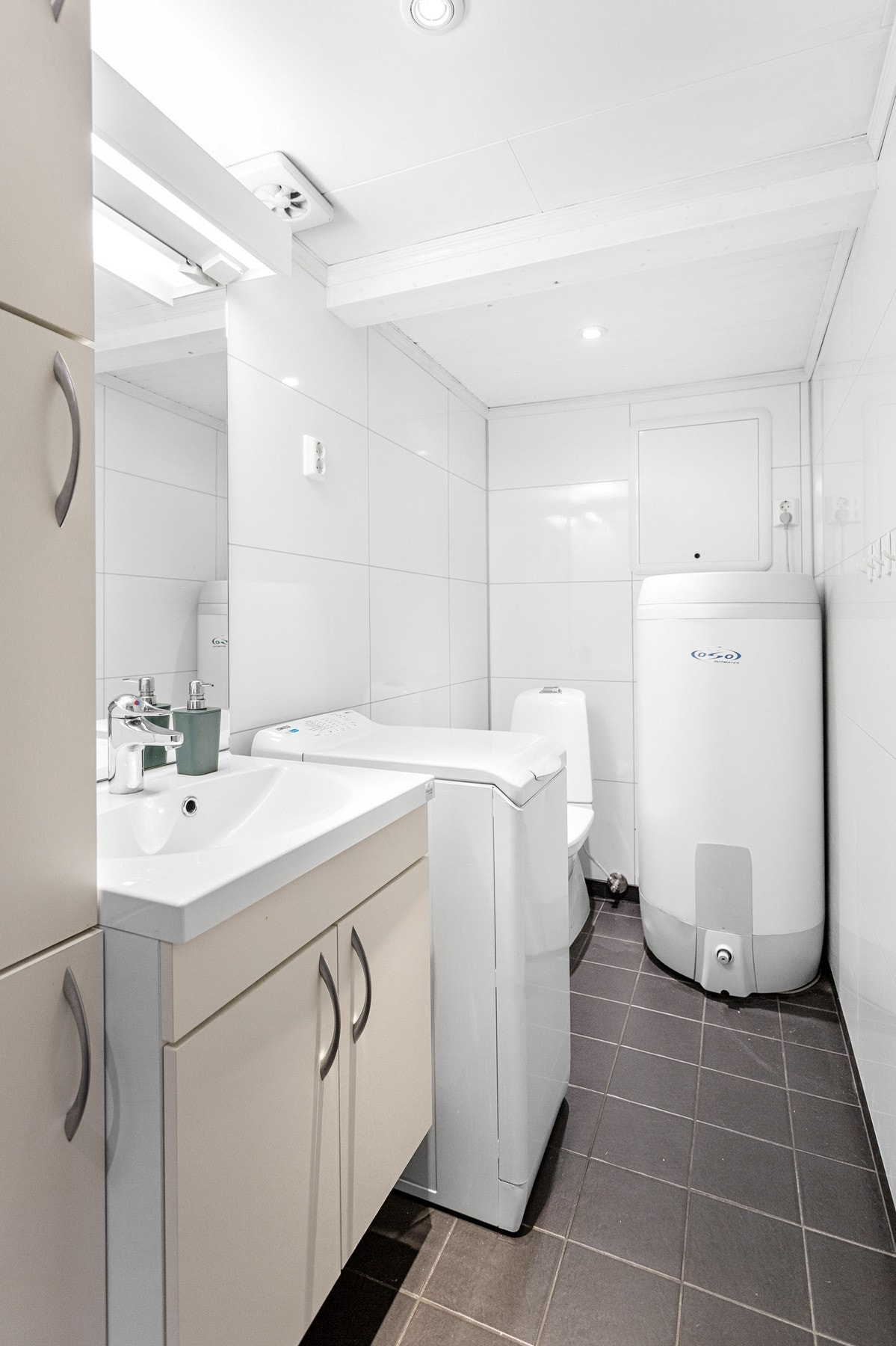 Badet har innredning med nedfelt servant, toalett og åpen dusj Galleribilde