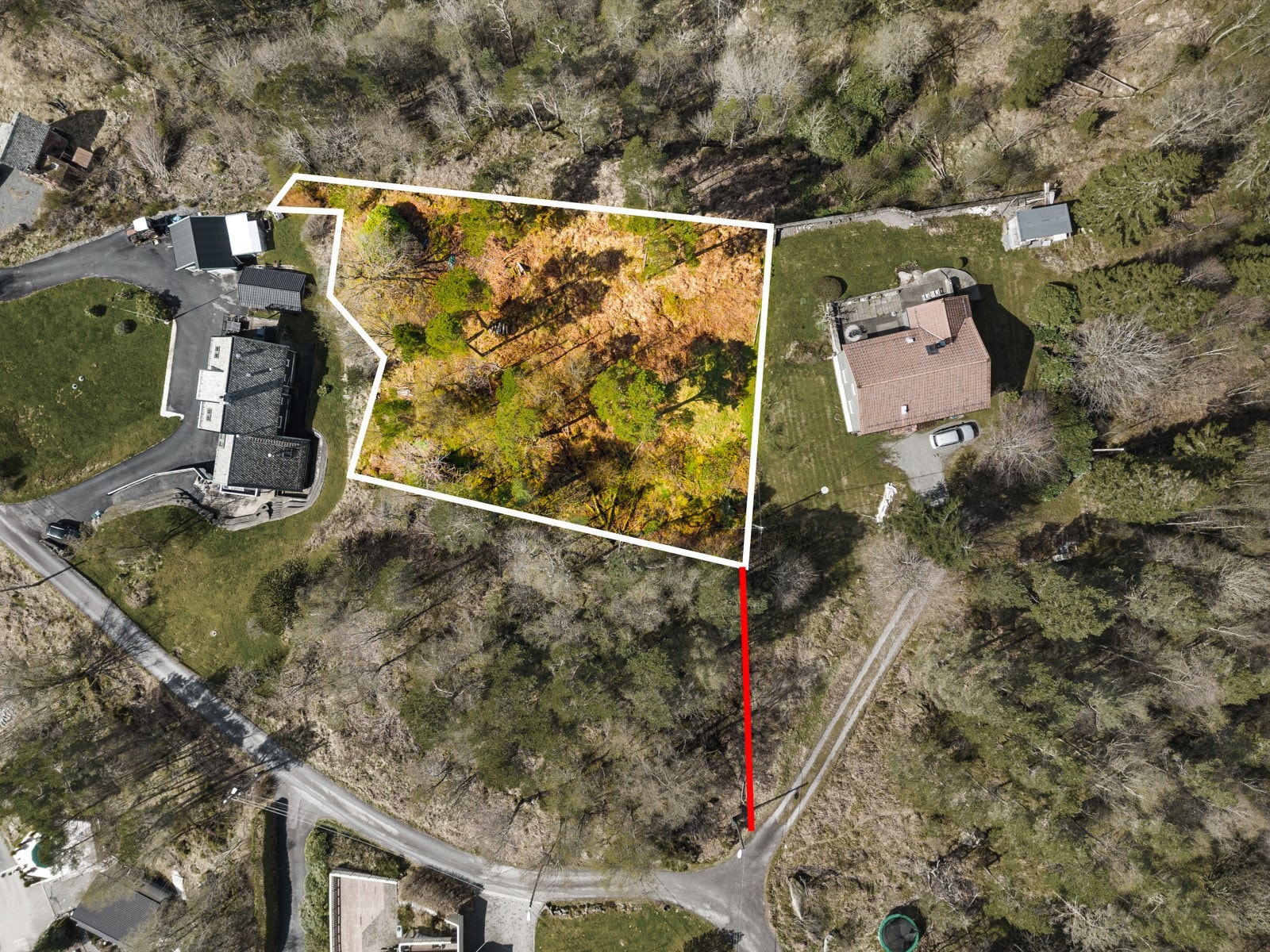 Ca tomtegrense med adkomst merket med rød markering Galleribilde