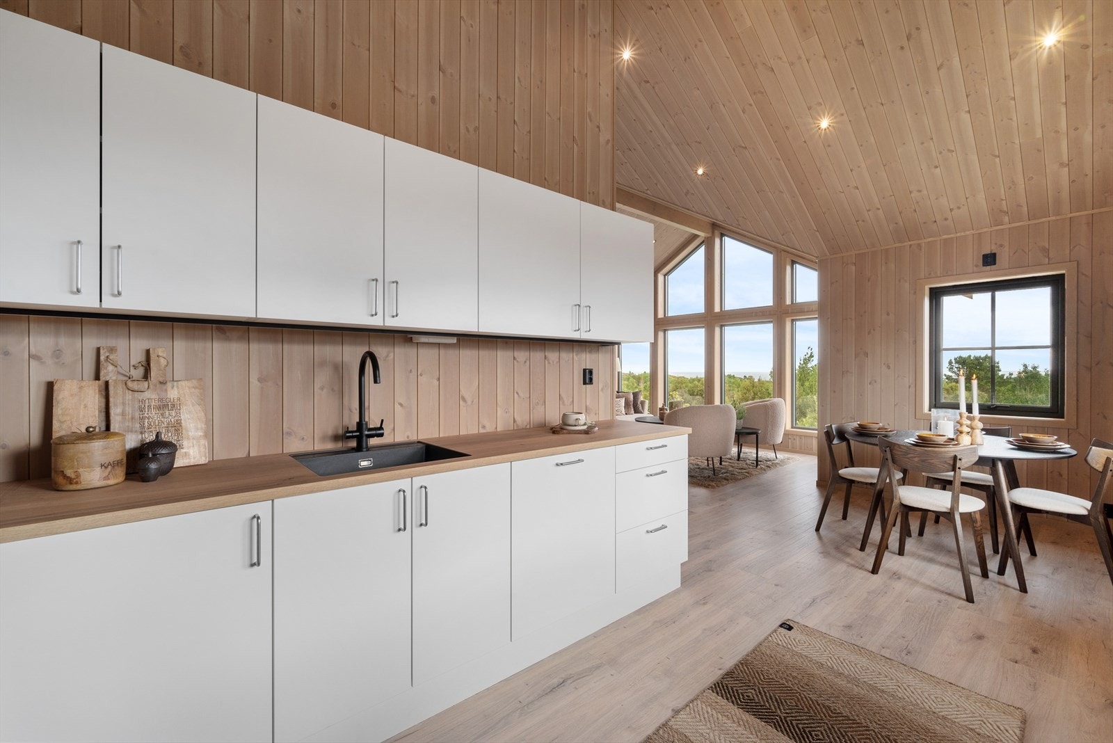 Fra kjøkkenet er det utgang til egen markterrasse som er oppmålt til 57 m². Galleribilde