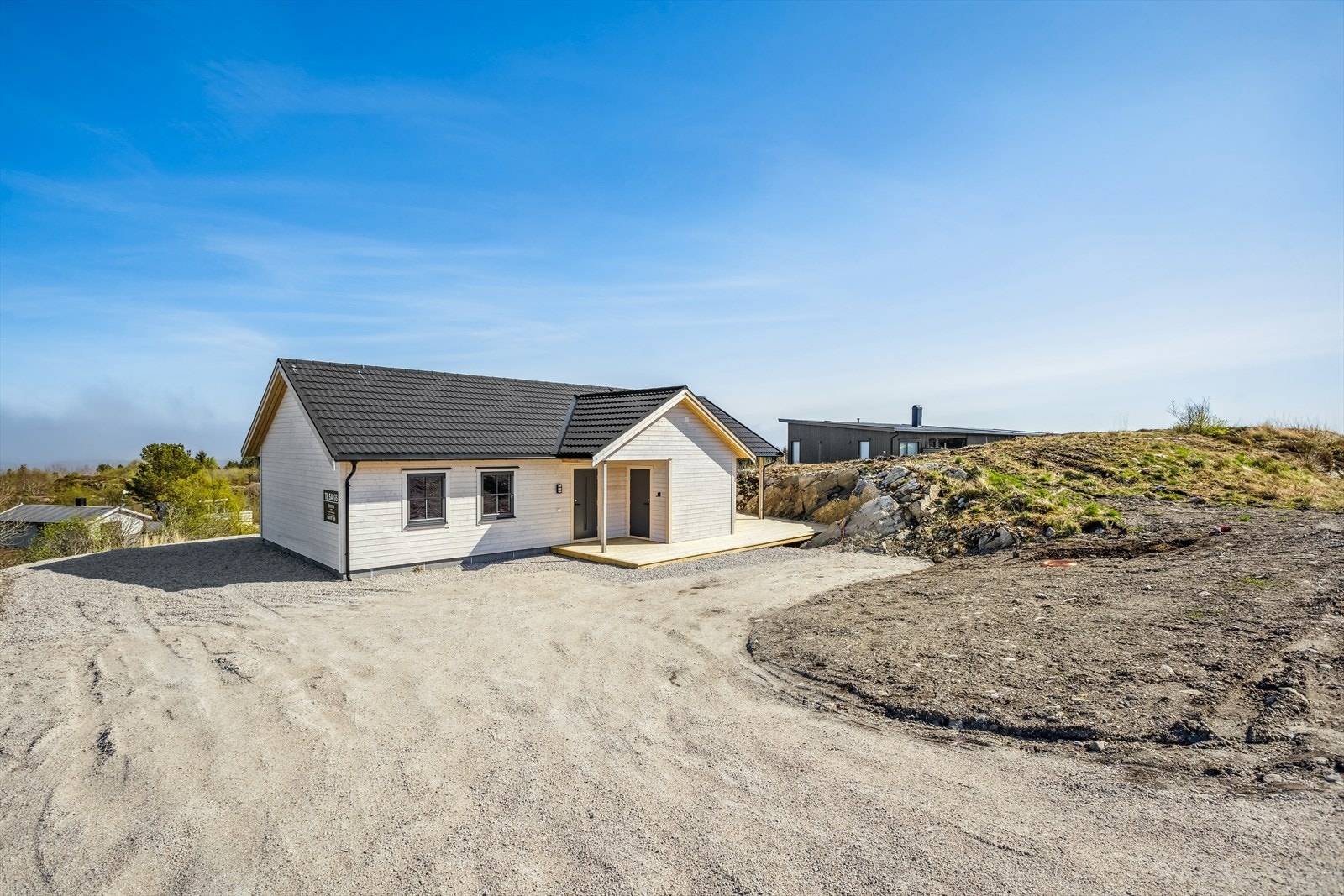 Godt med parkeringsplass på tomten. Galleribilde