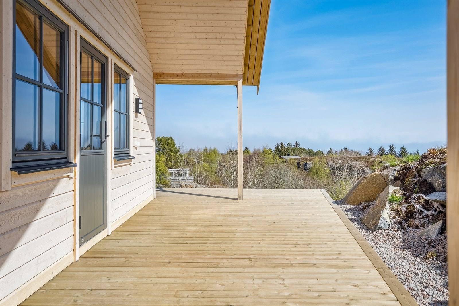 Fra fritidseiendommen har man fantastiske sol- og utsiktsforhold. Galleribilde