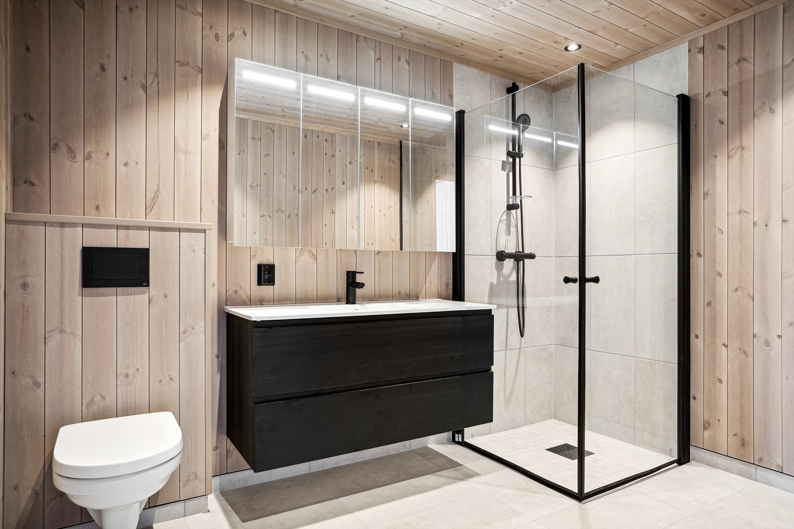 Baderommet er utstyrt med servant i skap og mekanisk avtrekk. Videre er det moderne downlights i tak som gir en god lyssetting. Galleribilde