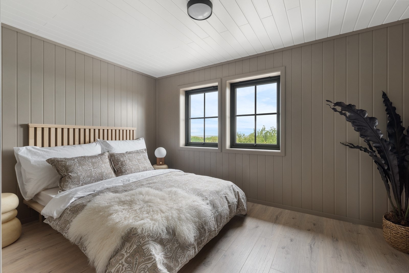 Soverommet er oppmålt til 11 m², her er det god plass til dobbeltseng, nattbord og oppbevaringsskap. Galleribilde