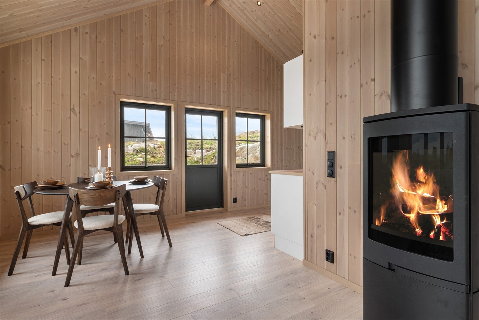 Det er installert vedovn som sikrer en god temperatur. Galleribilde