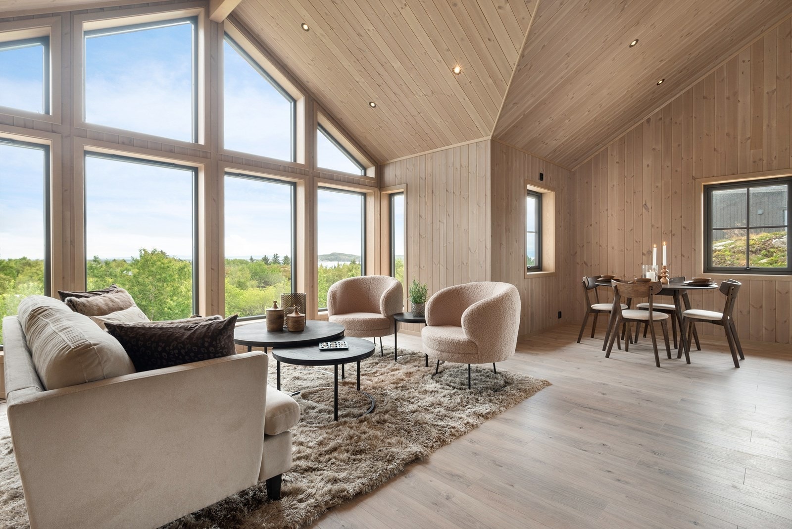 Stuen er oppmålt til 32,5 m², som gir gode møbleringsmuligheter. Galleribilde